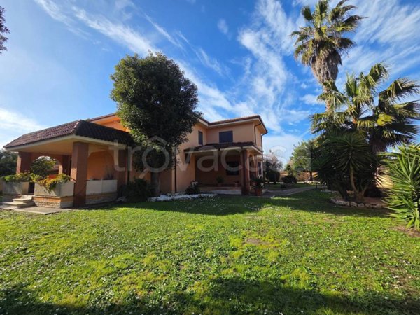 casa indipendente in vendita a Roma in zona Casal Palocco
