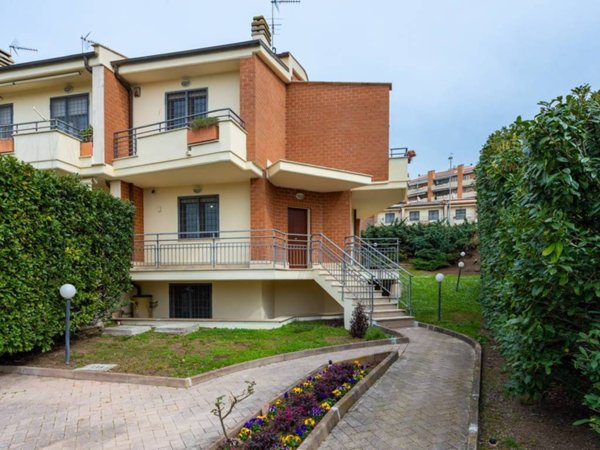 casa indipendente in vendita a Roma in zona Mezzocammino