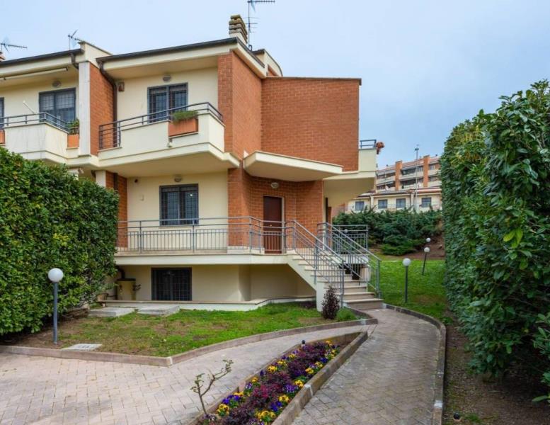 casa indipendente in vendita a Roma in zona Mezzocammino