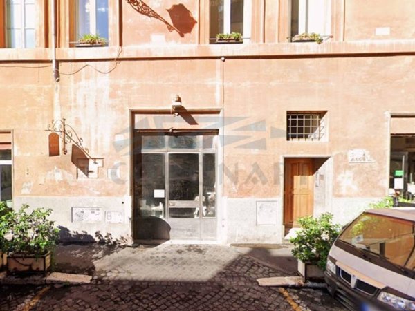 negozio in vendita a Roma in zona Rione di Ponte