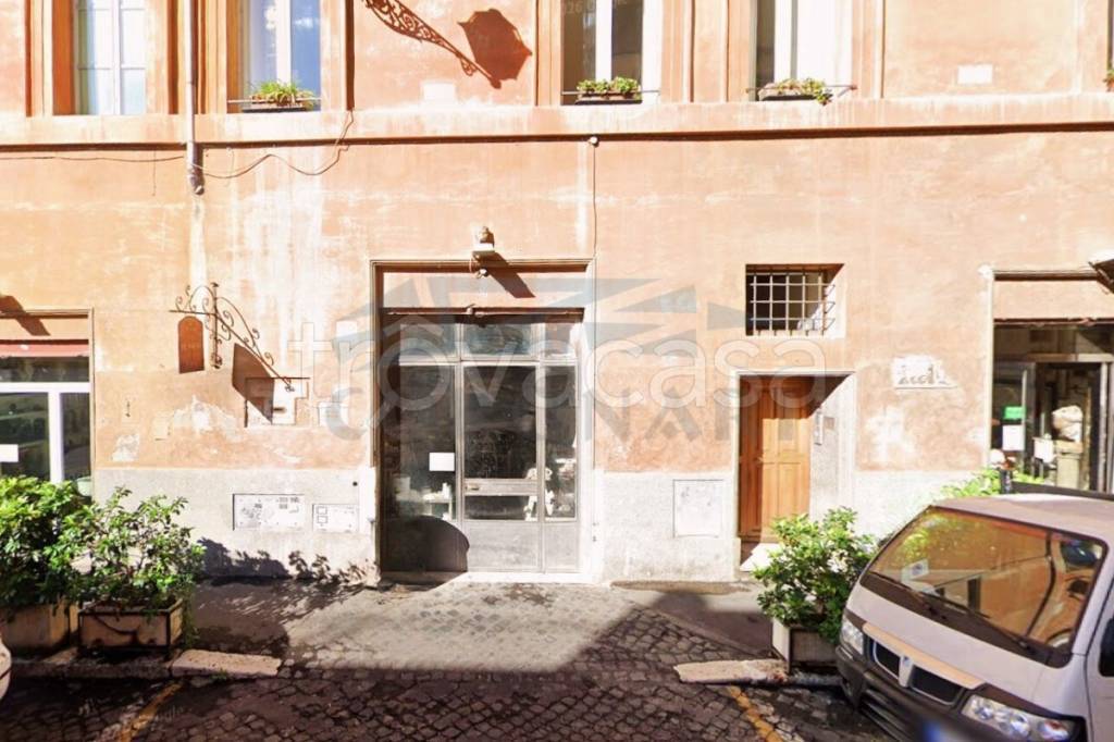 negozio in vendita a Roma in zona Rione di Ponte