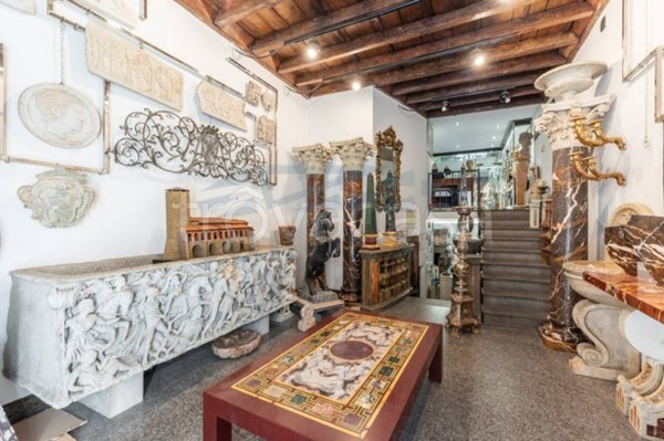 negozio in vendita a Roma in zona Rione di Ponte