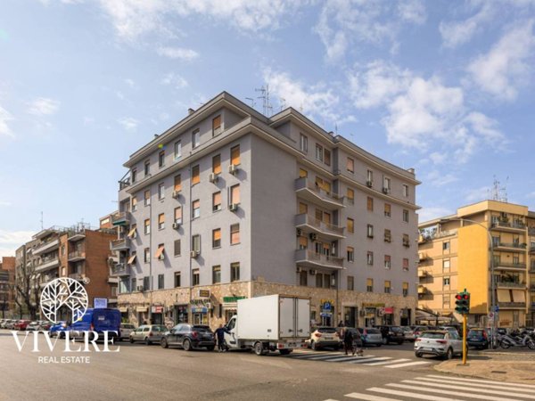 appartamento in vendita a Roma in zona Ostiense