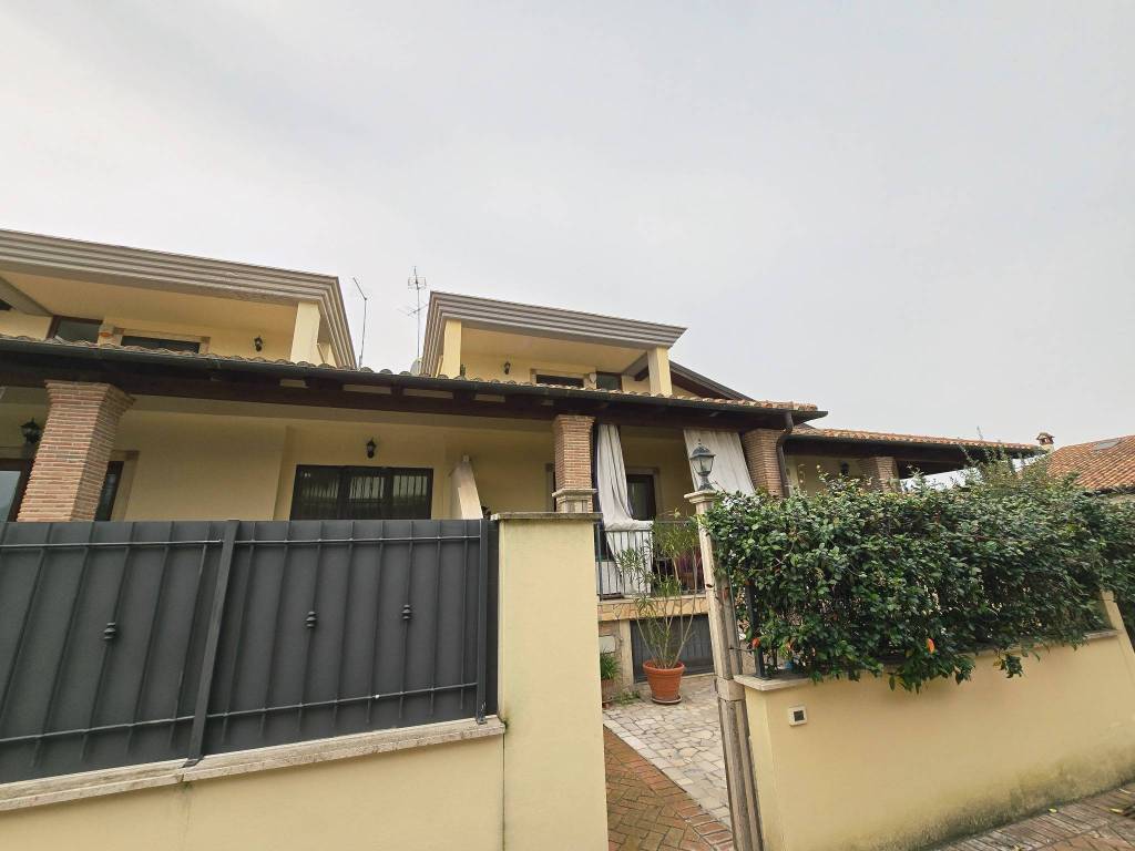 casa indipendente in vendita a Roma in zona Infernetto