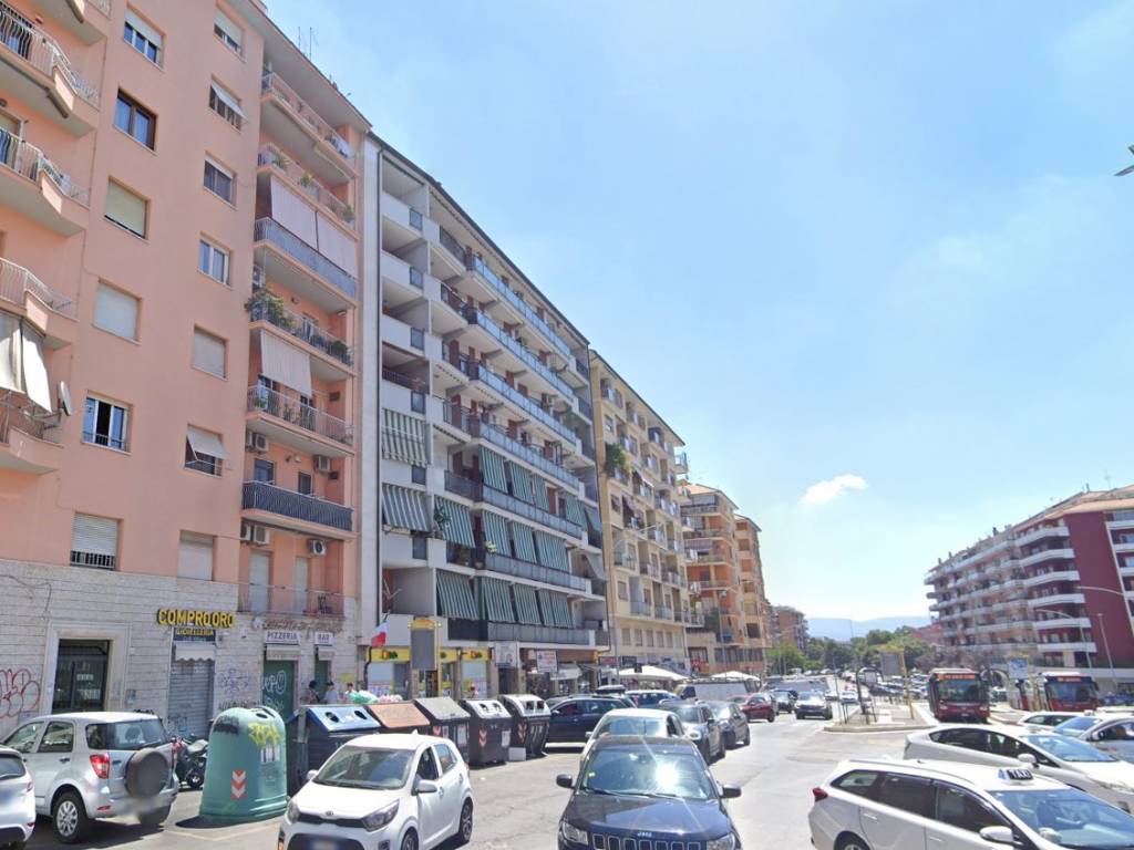 appartamento in vendita a Roma in zona Tuscolano