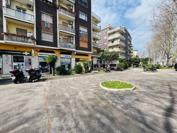locale commerciale in vendita a Roma in zona Portuense
