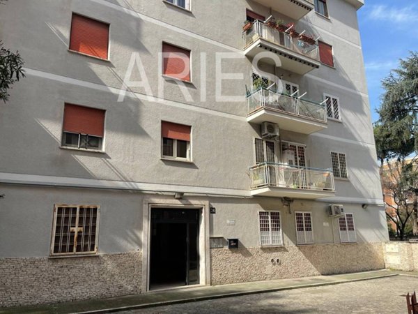 appartamento in vendita a Roma in zona Ardeatino