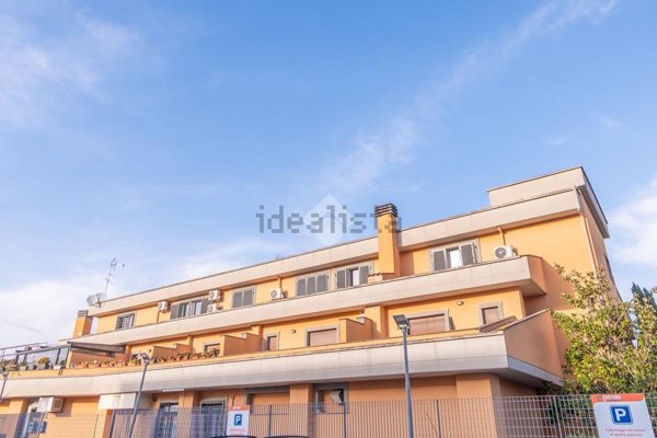 appartamento in vendita a Roma in zona Corviale