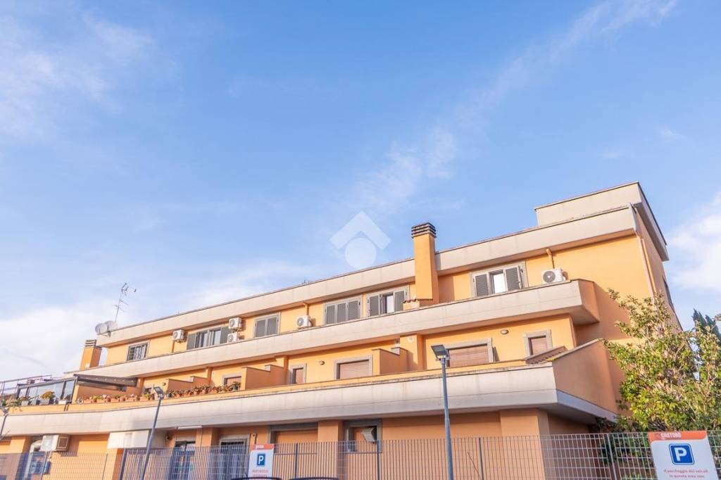 appartamento in vendita a Roma in zona Corviale