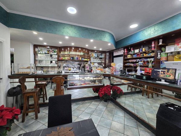 negozio in vendita a Roma in zona Tuscolano