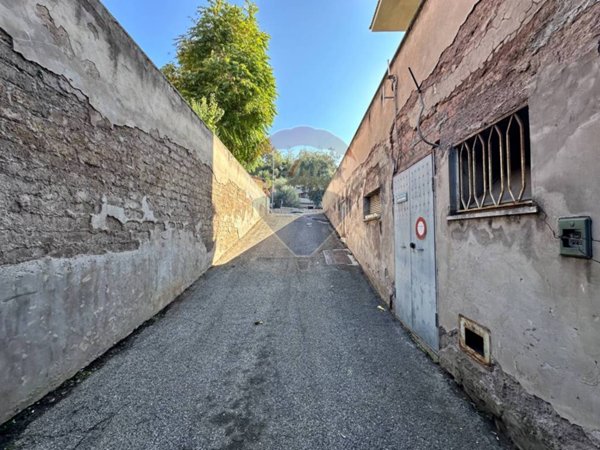 locale commerciale in vendita a Roma in zona Aurelio