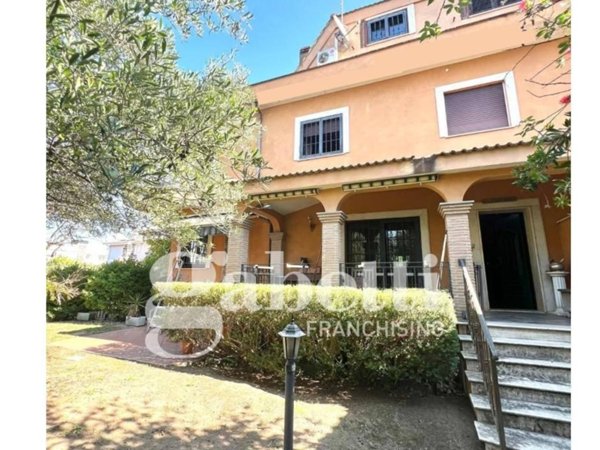 casa indipendente in vendita a Roma in zona Infernetto