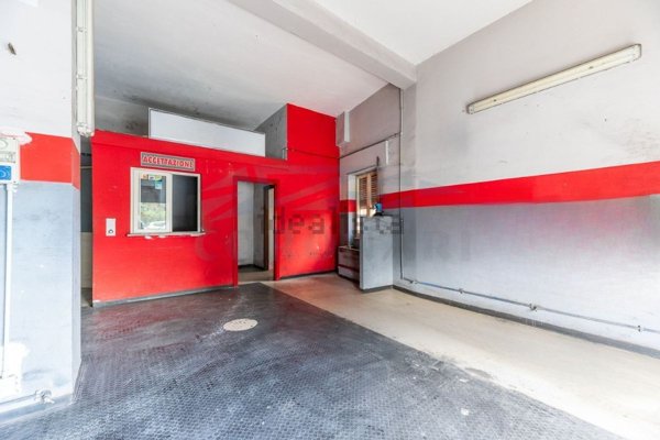 locale commerciale in vendita a Roma in zona Ostiense