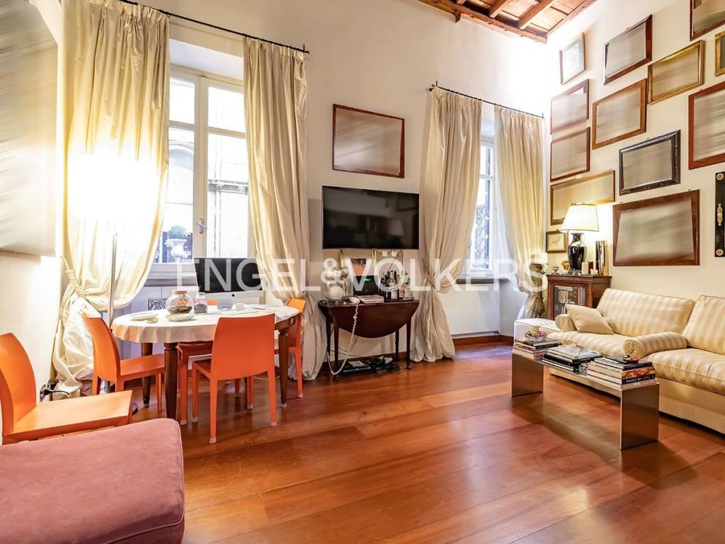 appartamento in vendita a Roma in zona Trevi-Colonna
