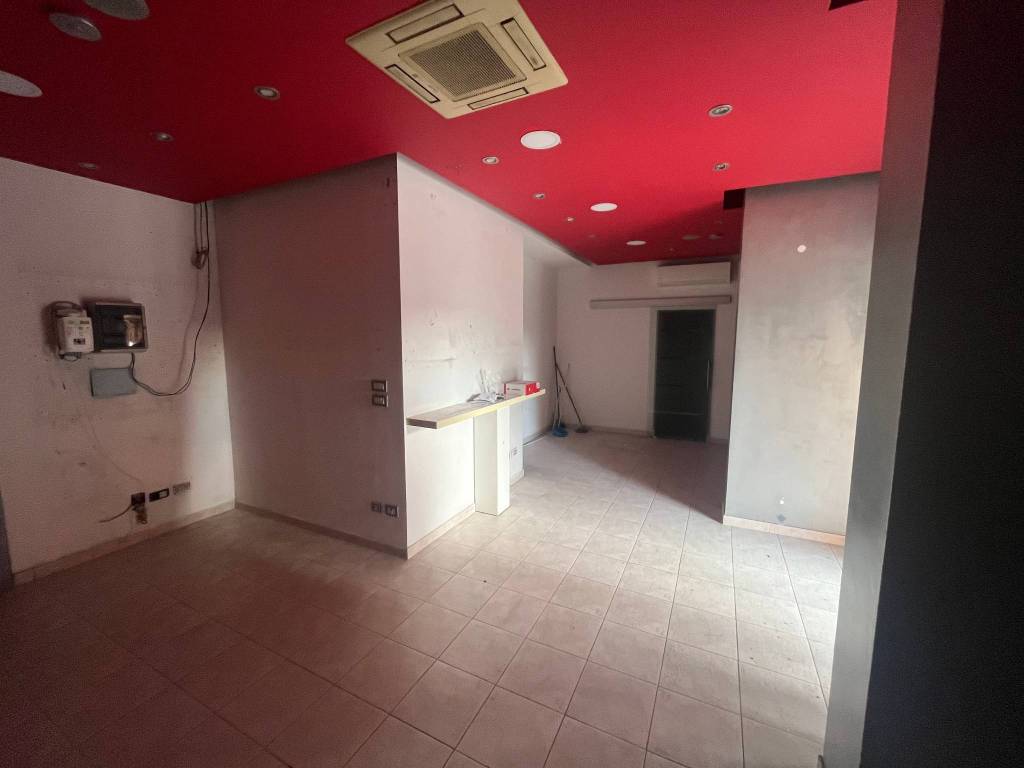 negozio in vendita a Roma in zona Cinecittà