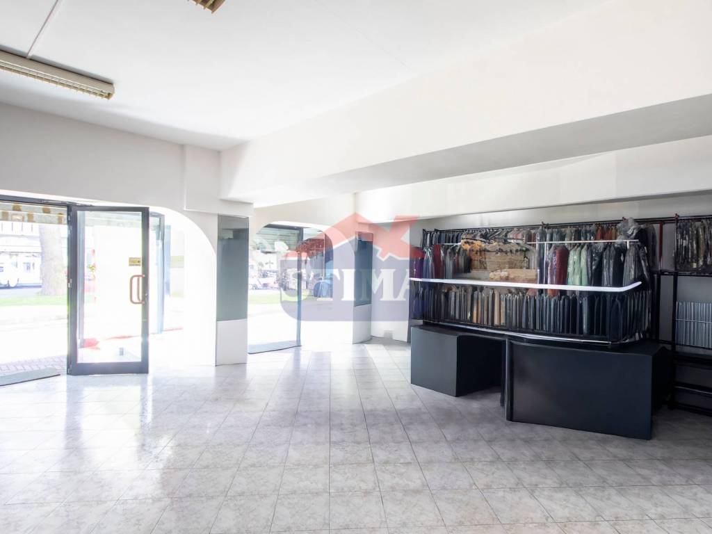 negozio in vendita a Roma in zona Collatino