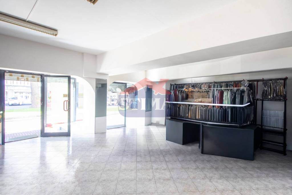 negozio in vendita a Roma in zona Collatino