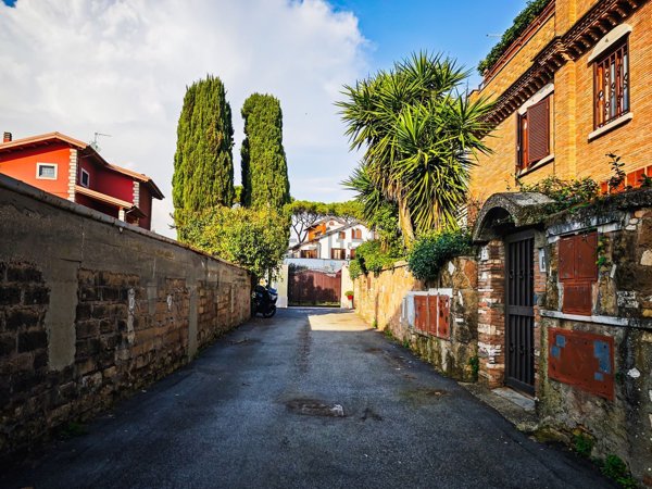 appartamento in vendita a Roma in zona Appio Pignatelli