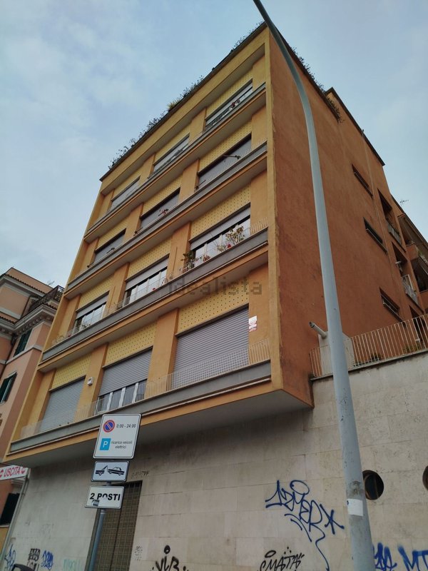 ufficio in vendita a Roma in zona Tuscolano