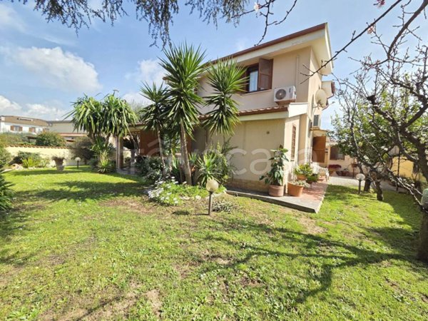 casa indipendente in vendita a Roma in zona Ostia Antica