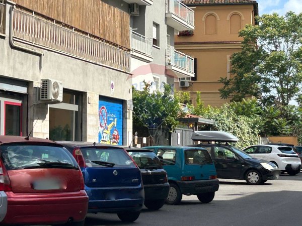 locale di sgombero in vendita a Roma in zona Prenestino-Centocelle