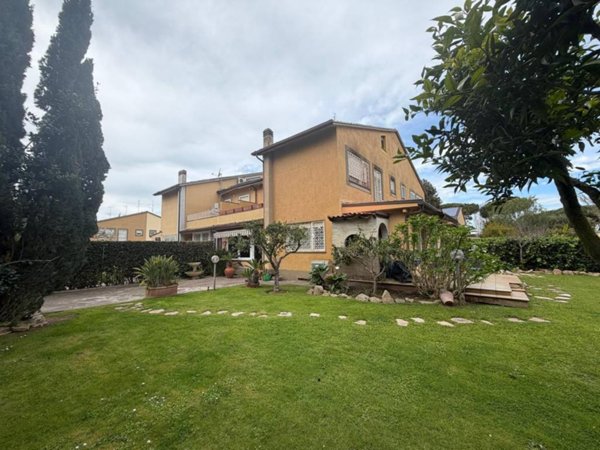 casa indipendente in vendita a Roma in zona Casal Palocco