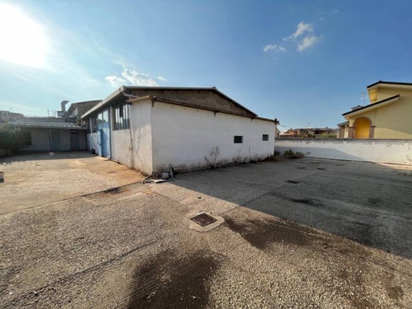 locale commerciale in vendita a Roma in zona Lunghezza