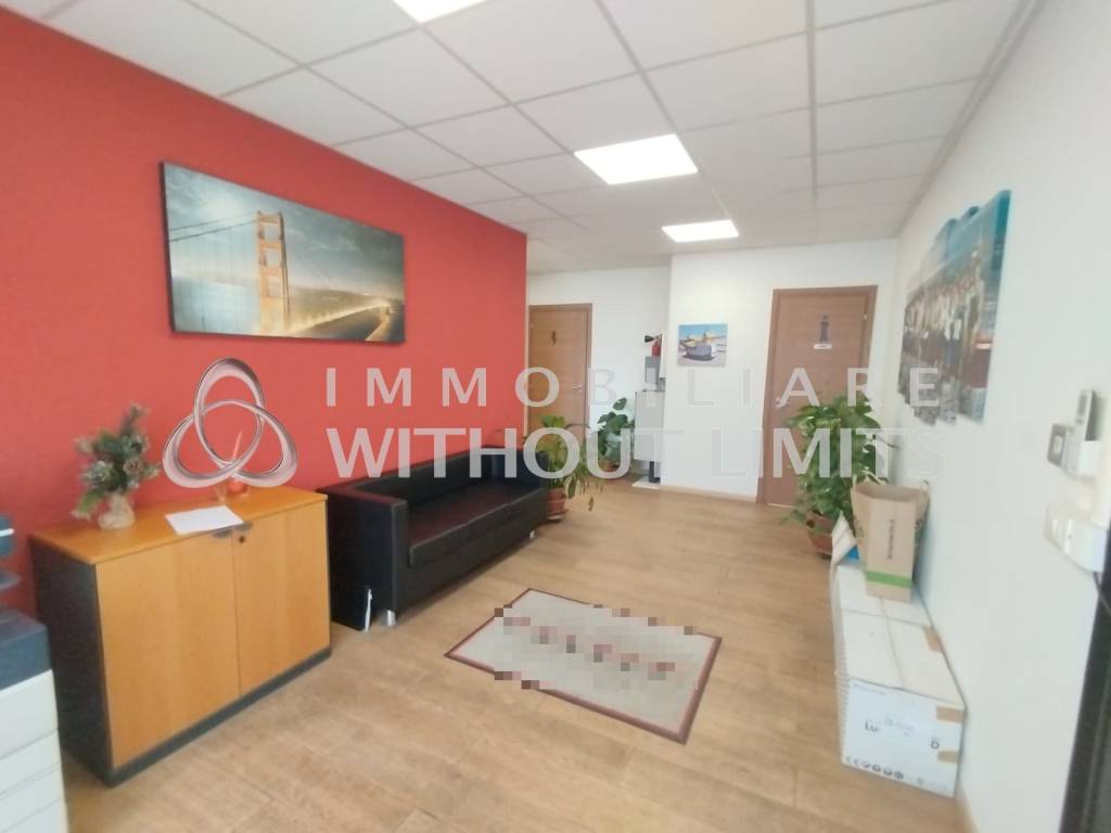 negozio in vendita a Roma in zona Casal Morena