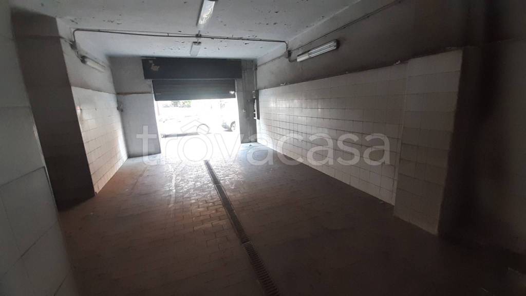 negozio in vendita a Roma in zona Torre Maura