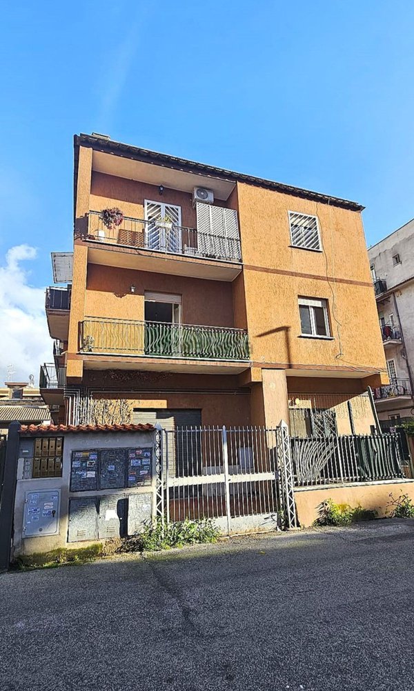 appartamento in vendita a Roma in zona Torre Angela
