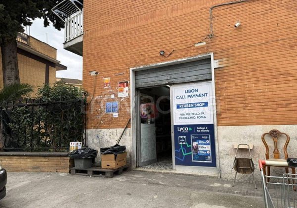 negozio in vendita a Roma in zona Finocchio
