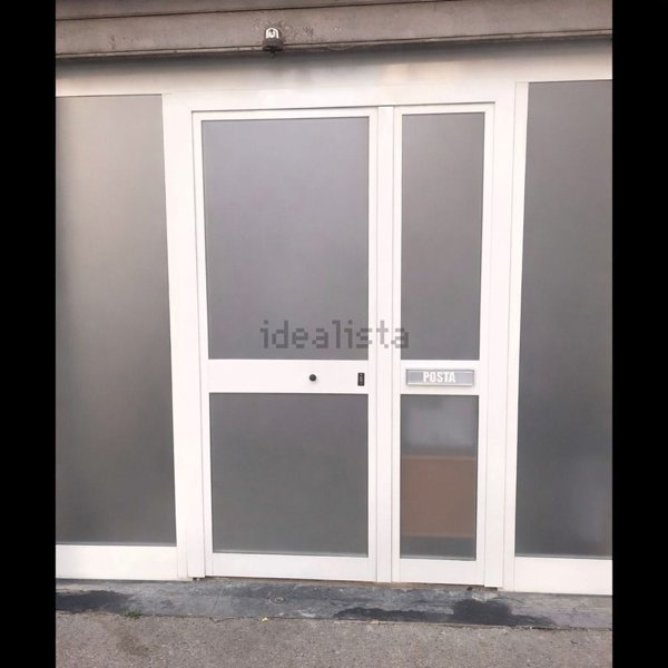 locale commerciale in vendita a Roma in zona Appio Latino