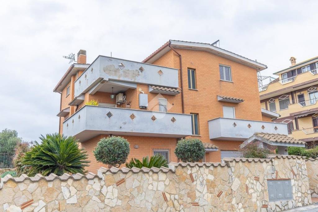 appartamento in vendita a Roma in zona Case Rosse