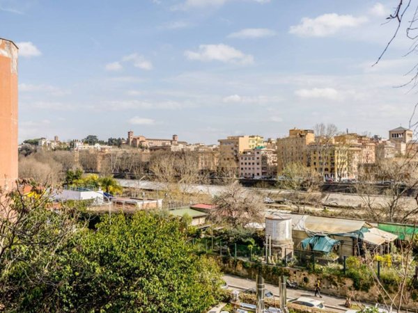 appartamento in vendita a Roma in zona Trastevere