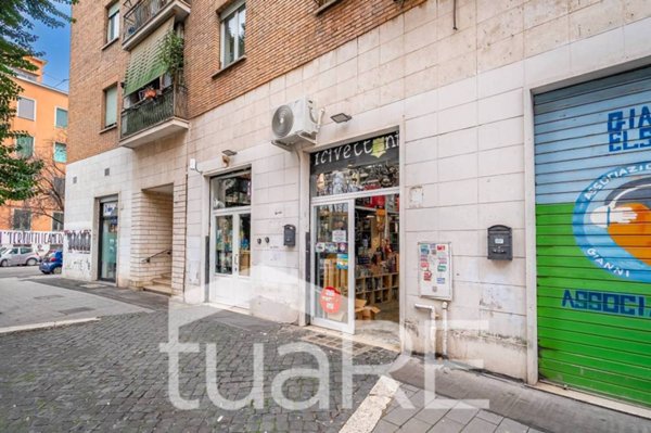 negozio in vendita a Roma in zona Tuscolano