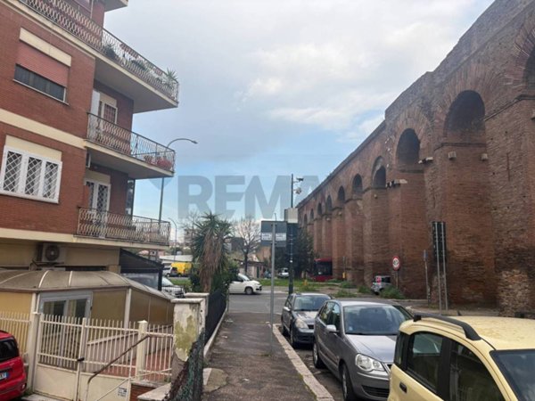 locale commerciale in vendita a Roma in zona Prenestino-Centocelle