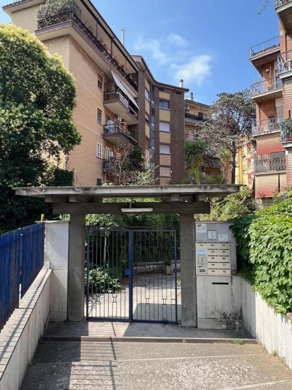 appartamento in vendita a Roma in zona Ostiense