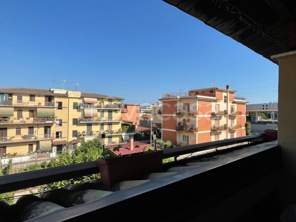 appartamento in vendita a Roma in zona Osteria del Curato