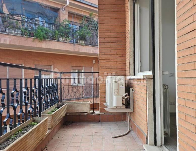 appartamento in vendita a Roma in zona Tomba di Nerone