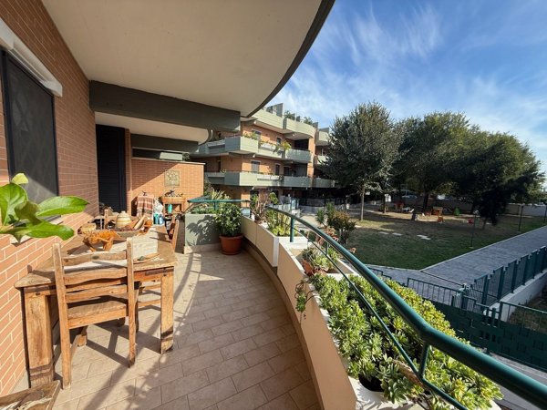 appartamento in vendita a Roma in zona Valle Santa