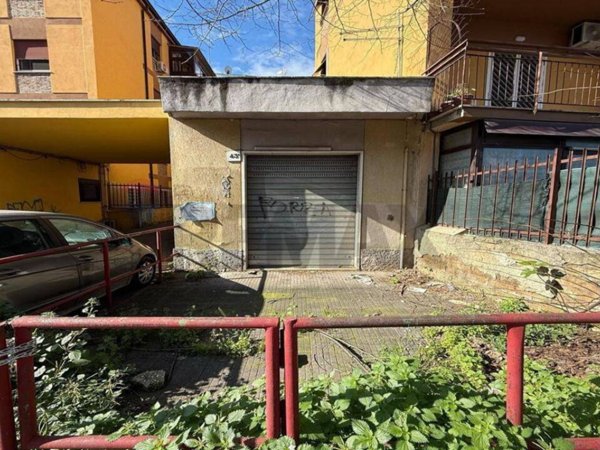 negozio in vendita a Roma in zona Torre Maura