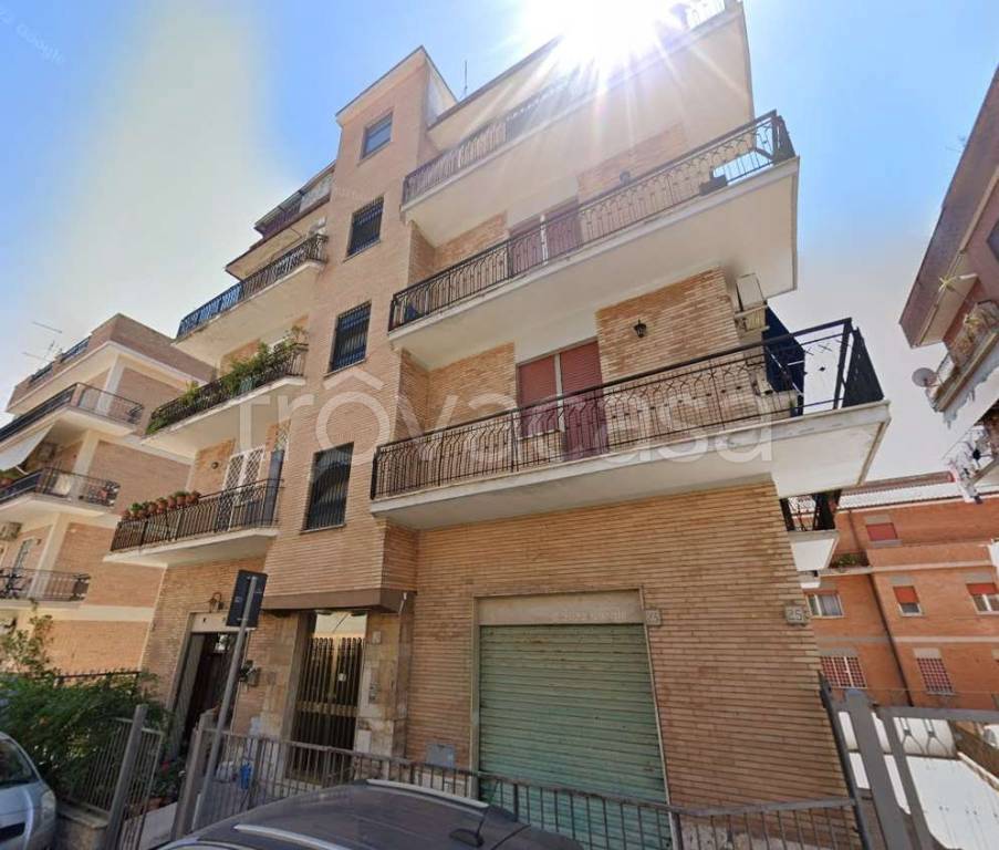 appartamento in vendita a Roma in zona Colle del Sole