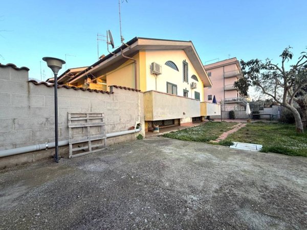 casa indipendente in vendita a Roma in zona Castelverde
