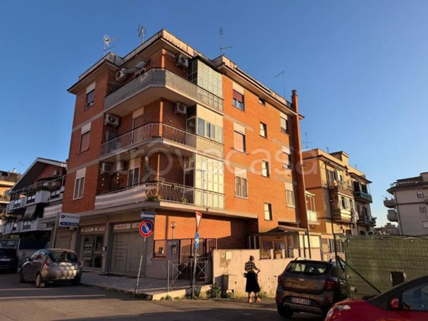 appartamento in vendita a Roma in zona Torre Angela