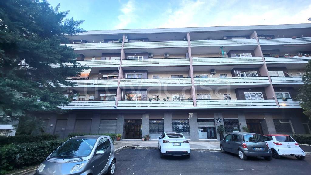 appartamento in vendita a Roma in zona Mostacciano