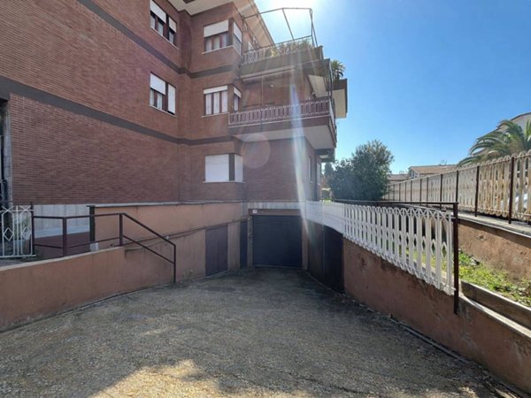 locale commerciale in vendita a Roma in zona Acilia