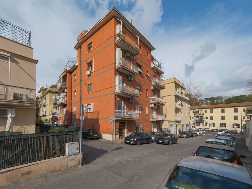 appartamento in vendita a Roma in zona Colle del Sole