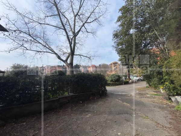 locale commerciale in vendita a Roma in zona Portuense