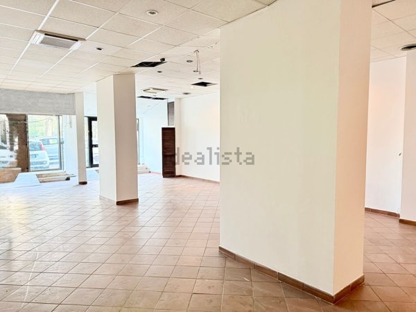 locale commerciale in vendita a Roma in zona Giuliano Dalmata