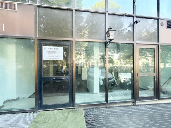 locale commerciale in vendita a Roma in zona Giuliano Dalmata
